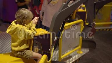 一个小男孩参观儿童科学博物馆的慢镜头。 男孩玩挖掘机的模型。 儿童